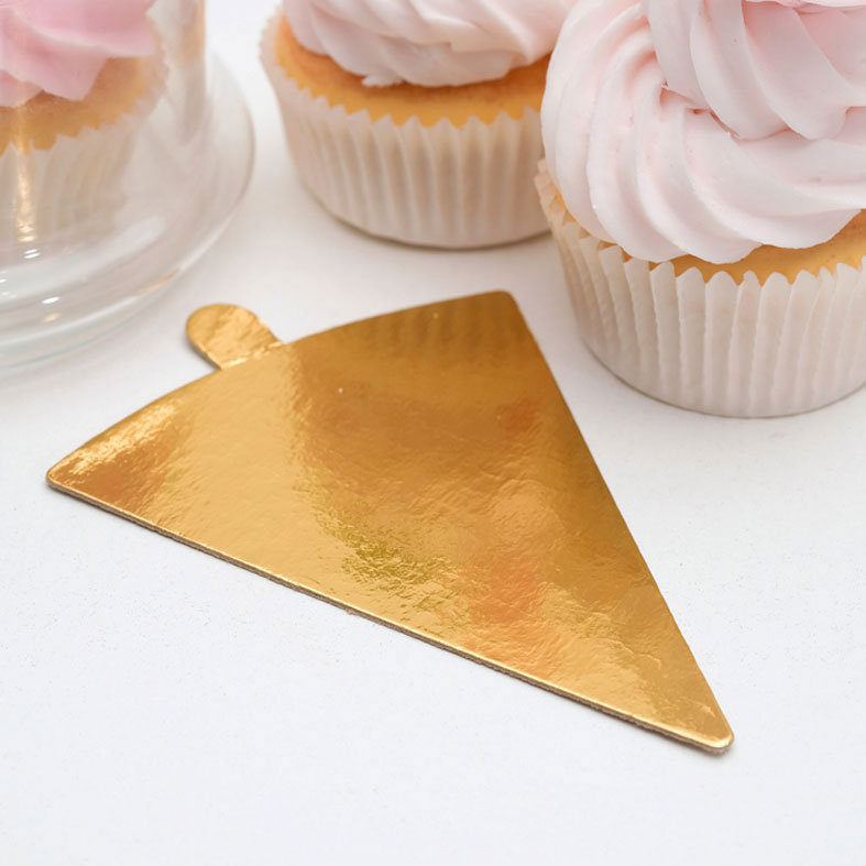 Подложка для пирожных (сольерка) 0,8мм, треугольная 120x90мм (золото). Лавка кондитера - магазин для кондитеров и любителей сладкого творчества.